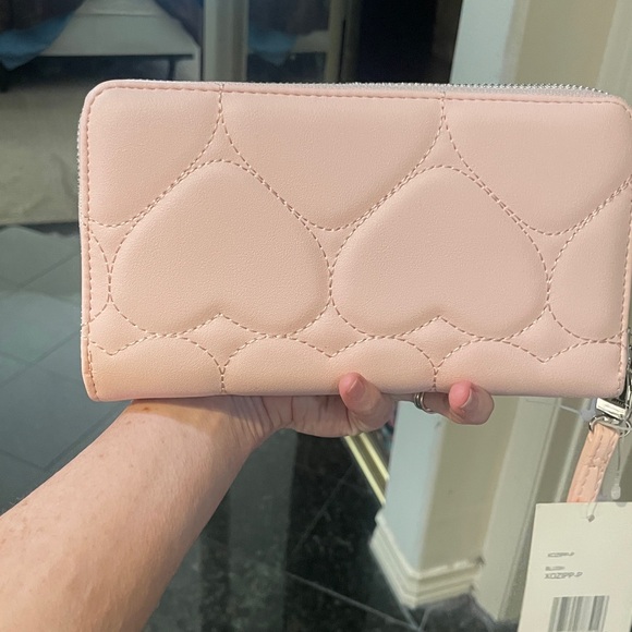 Betsey Johnson Blush Heart Wallet Wrislet - Picture 3 of 5
